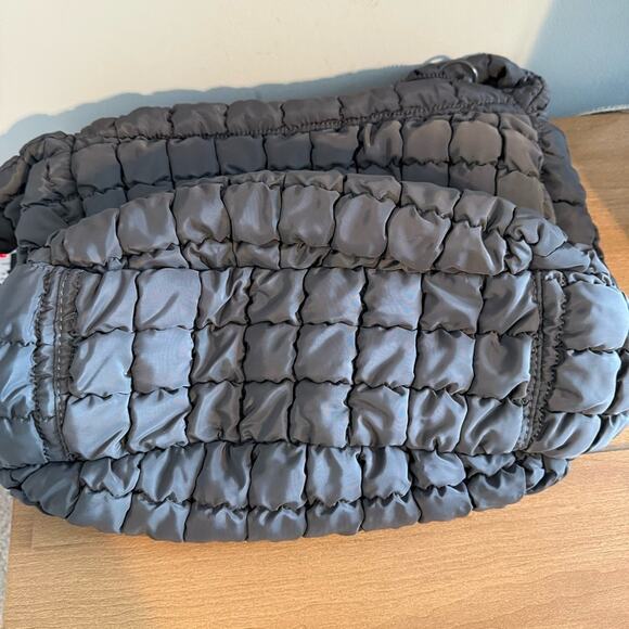 Urban Expressions | Tamsin Gray Quilted Puffer Tote Gym Bag - Picture 5 of 5